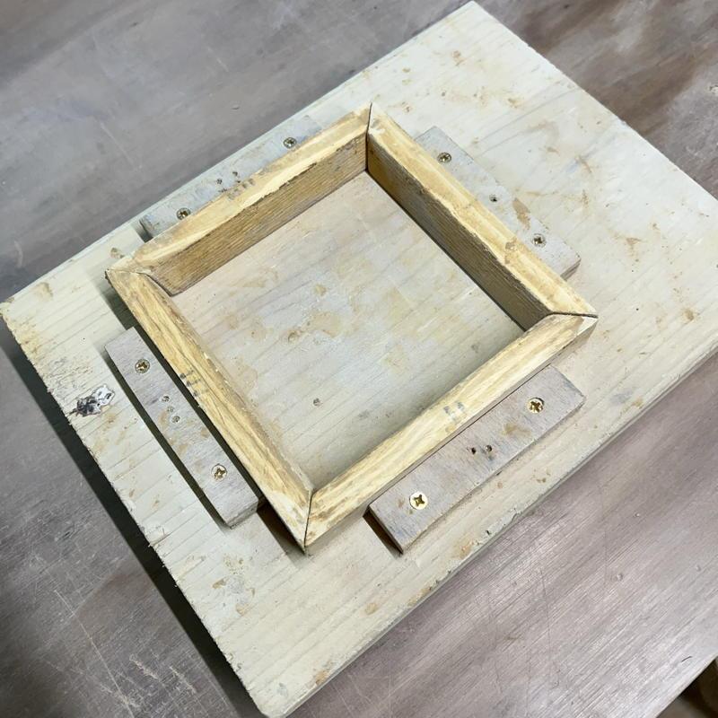 A dismantlable tile mould